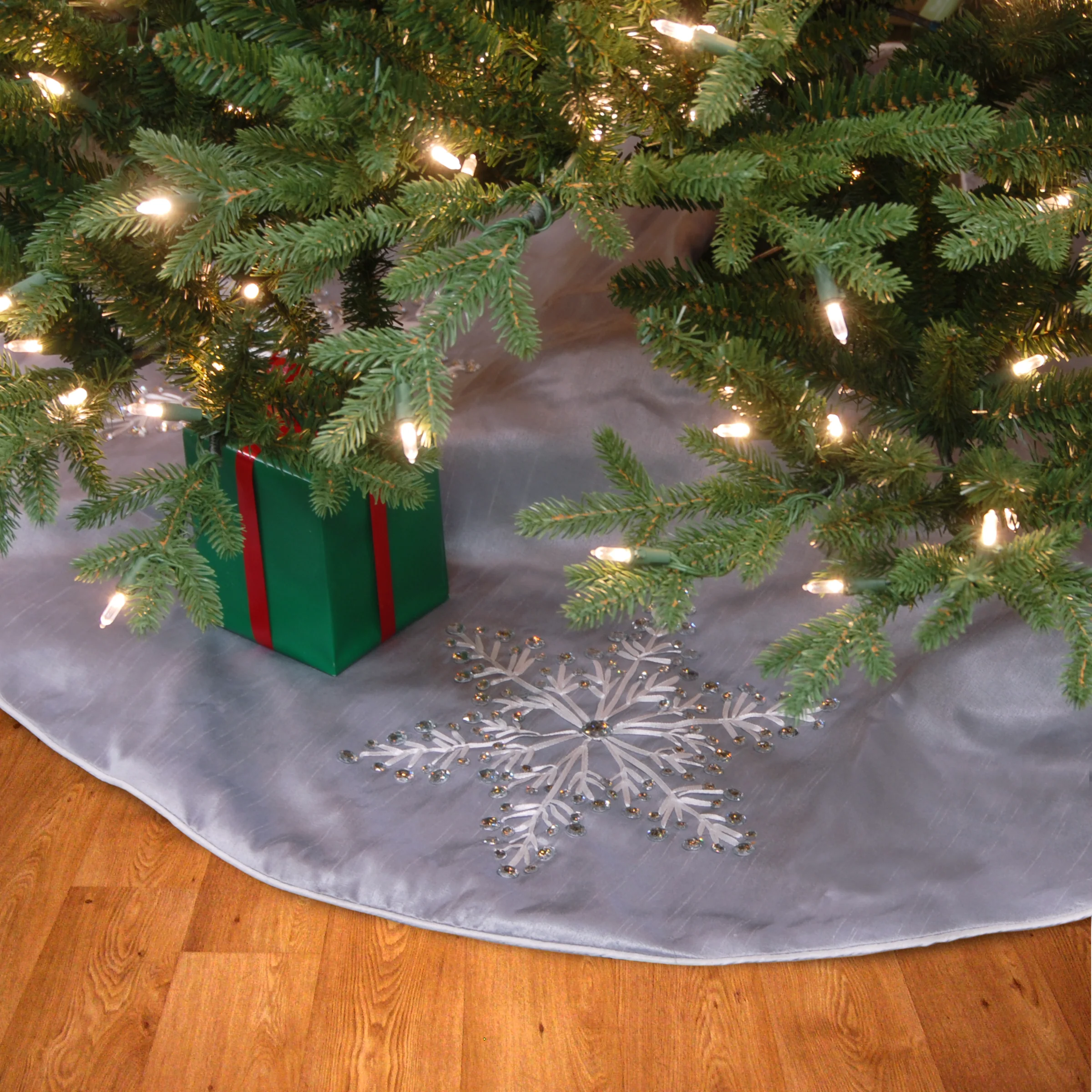 42 in Snowflake Tree Skirt - Image 2
