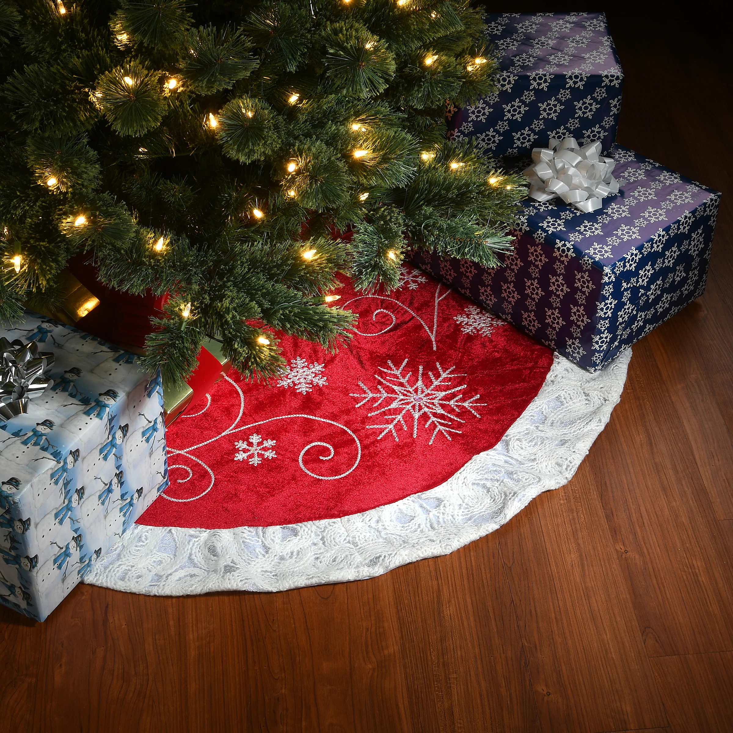 48 in. Scrolled Red and White Tree Skirt - Image 2